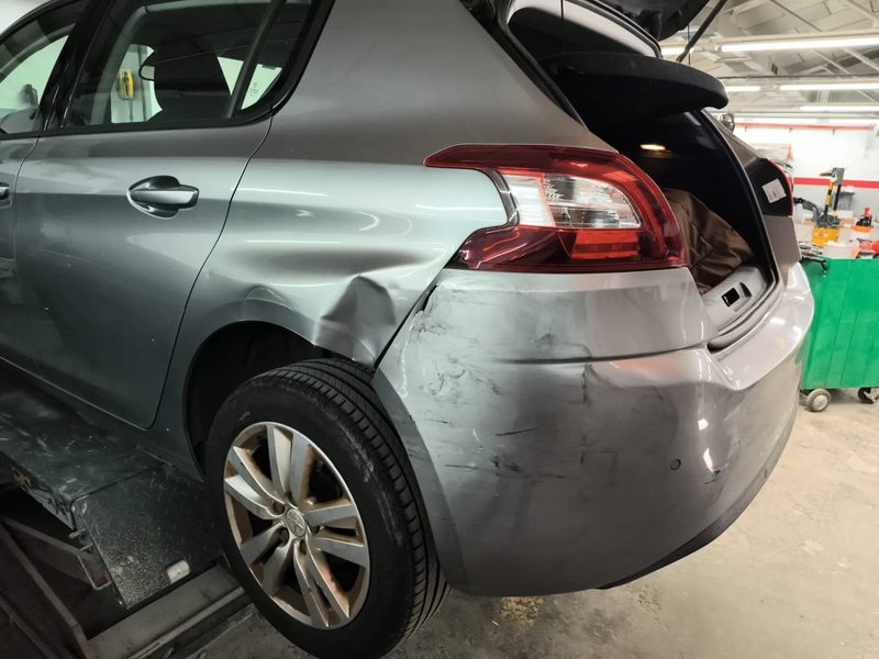 Aleta i para-xocs posterior abonyegats, abans de la reparació